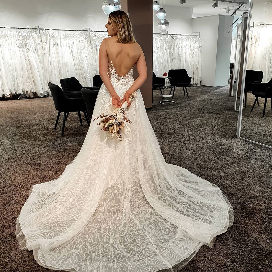 Bodenlanges Tüll-Brautkleid mit V-Ausschnitt, rückenfreier Spitzenapplikation