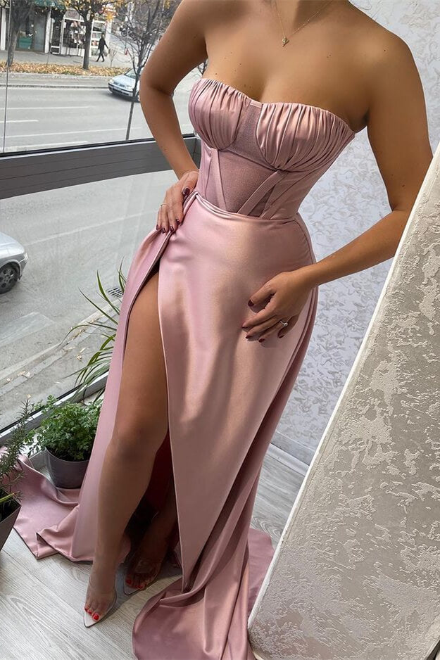 Atemberaubendes rosa trägerloses Meerjungfrau-Abschlussballkleid mit Falten, Rüschen und Schlitz
