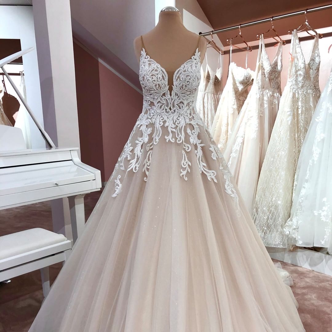 Vintage-Brautkleid in A-Linie mit V-Ausschnitt und Spaghettiträgern und Spitzenapplikationen