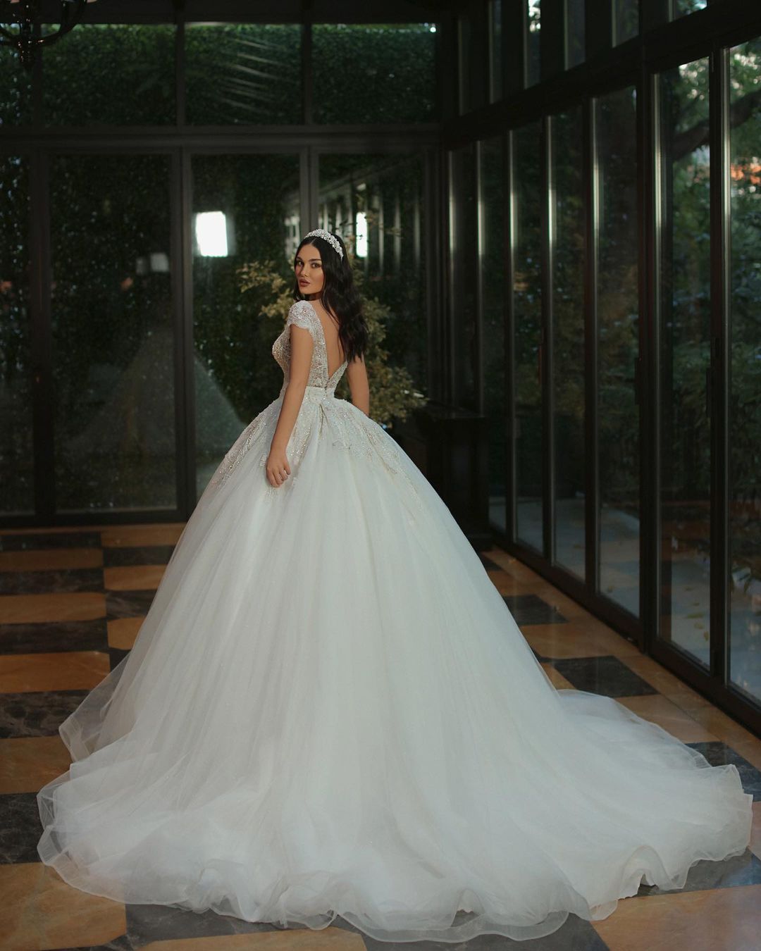 Langes A-Linien-Brautkleid mit V-Ausschnitt, Flügelärmeln und Perlentüll