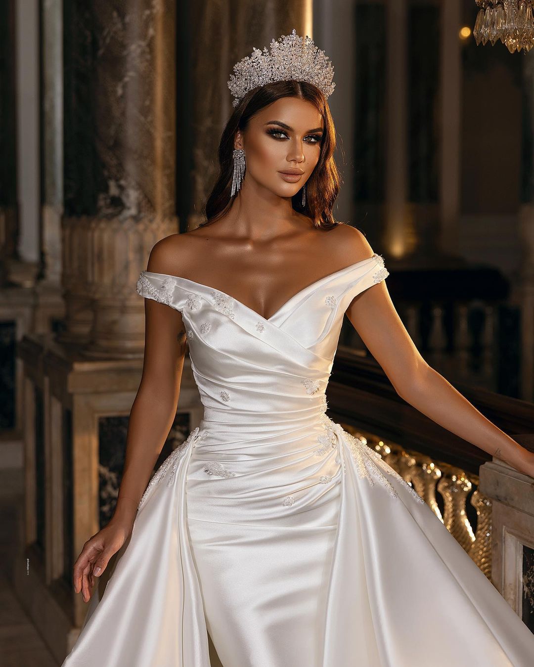 A-Linie, schulterfreies, rückenfreies Satin-Brautkleid mit Rüschen