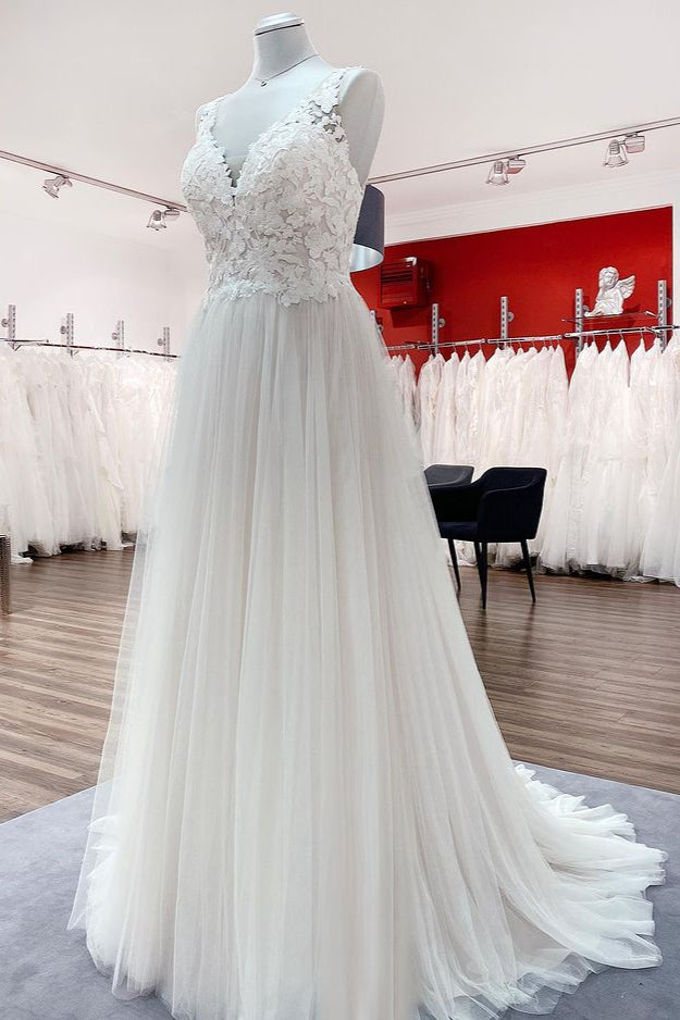 Langes A-Linien-Brautkleid aus Tüll mit V-Ausschnitt und offenem Rücken und applizierter Spitze