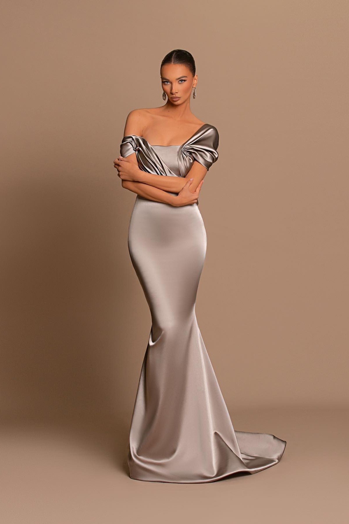 Graues Abendkleid, schulterfreies Bateau-Faltenkleid
