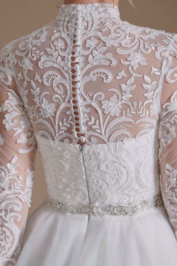 Schlichtes Brautkleid in A-Linie mit Stehkragen und langen Ärmeln aus Tüll