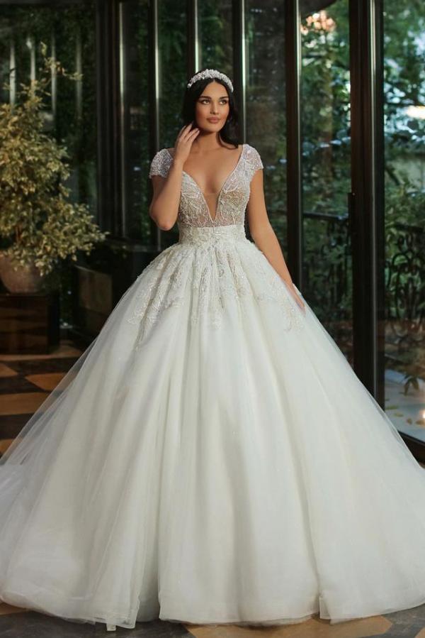 Langes A-Linien-Brautkleid mit V-Ausschnitt, Flügelärmeln und Perlentüll
