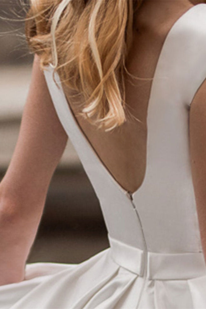 Brautkleid mit Flügelärmeln und Taschen