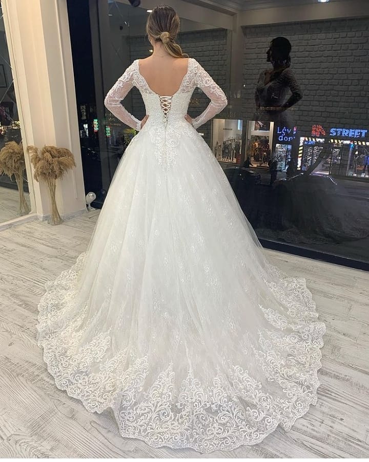 Edles, langärmliges, rückenfreies A-Linien-Brautkleid aus Tüll mit V-Ausschnitt und Spitzenapplikationen