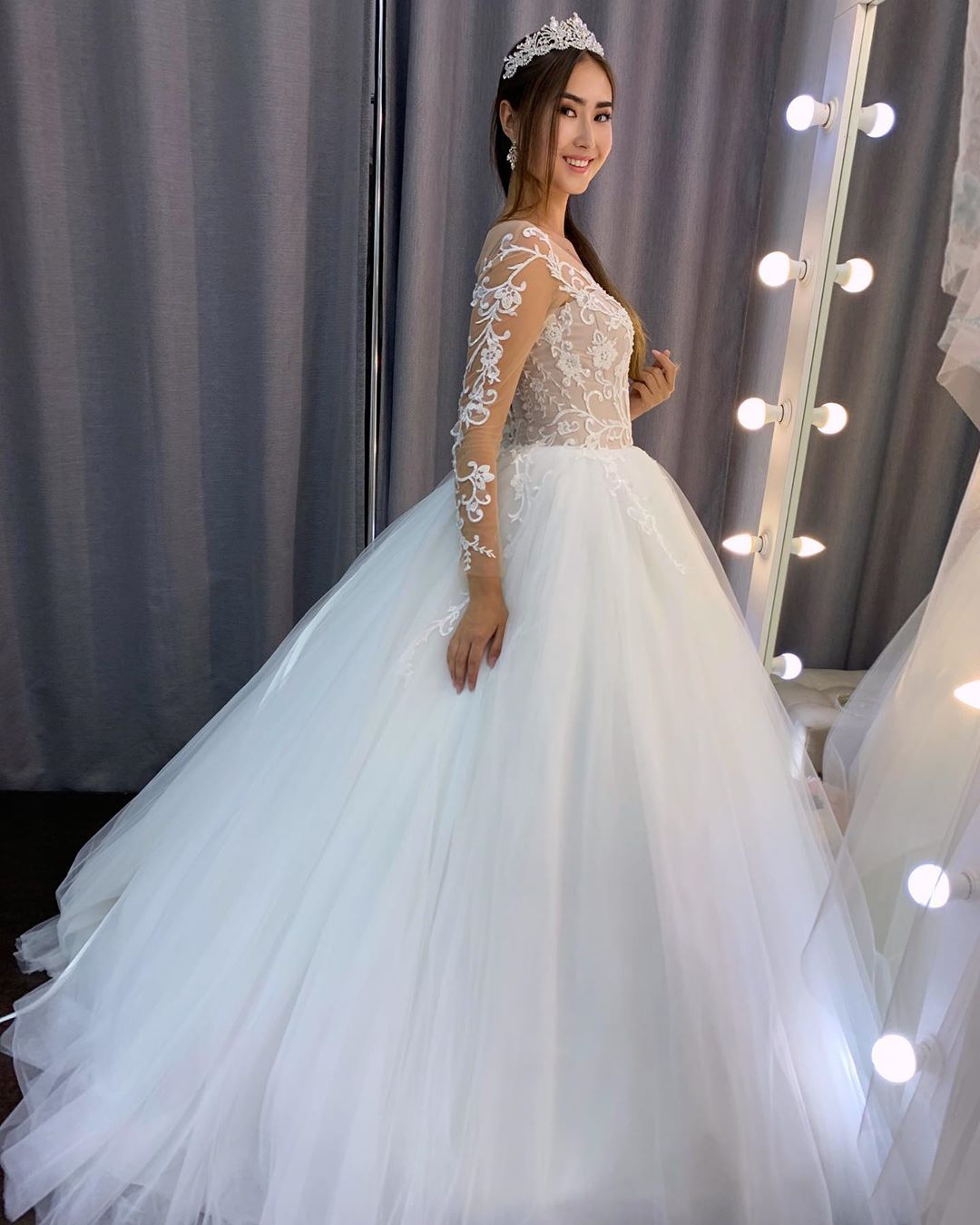 A-Linien-Brautkleid aus Tüll mit langen Ärmeln und Spitze