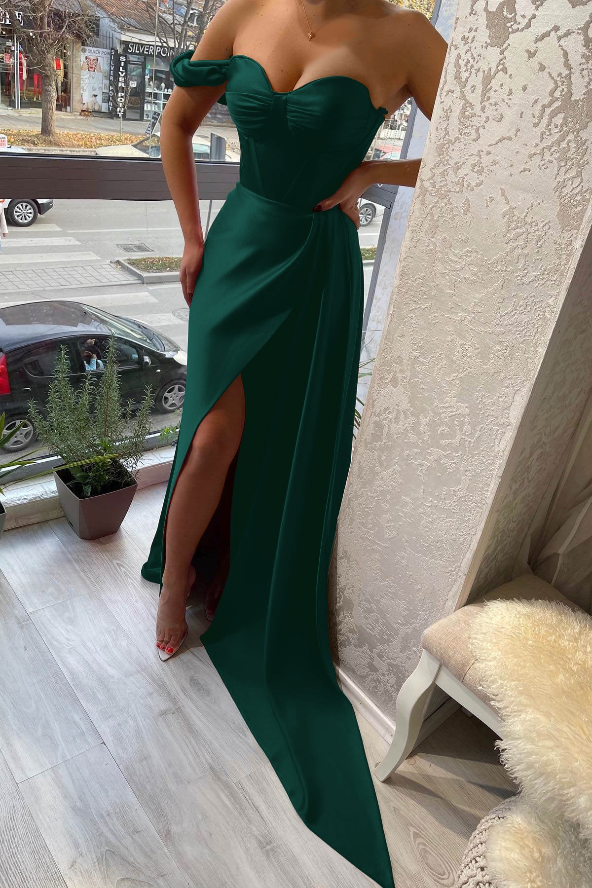 Atemberaubendes, schulterfreies, herzförmiges, geschlitztes Abendkleid mit Rüschen