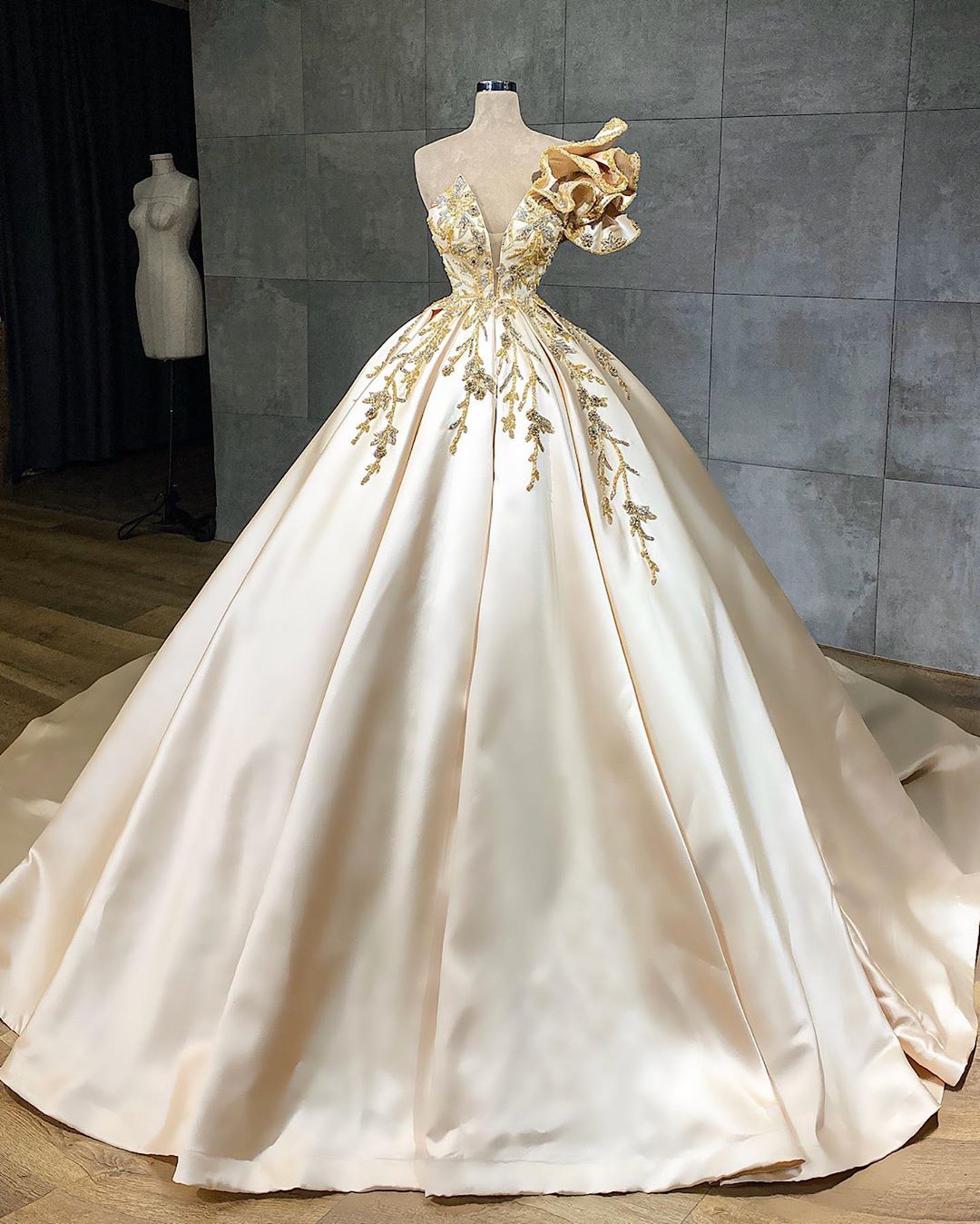 Bodenlanges Brautkleid in A-Linie mit Herzausschnitt und Satinrüschen