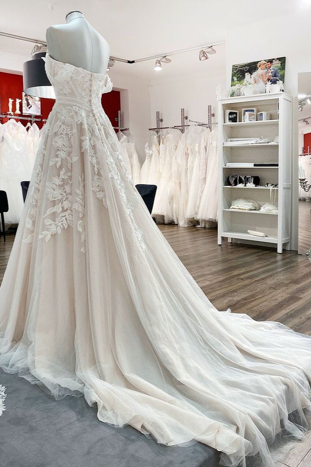 Ärmelloses, schulterfreies Brautkleid in A-Linie mit Spitzenapplikationen