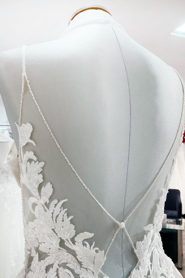 Langes Brautkleid im Prinzessin-Stil mit Spaghettiträgern, Tüll und V-Ausschnitt und Spitzenapplikationen