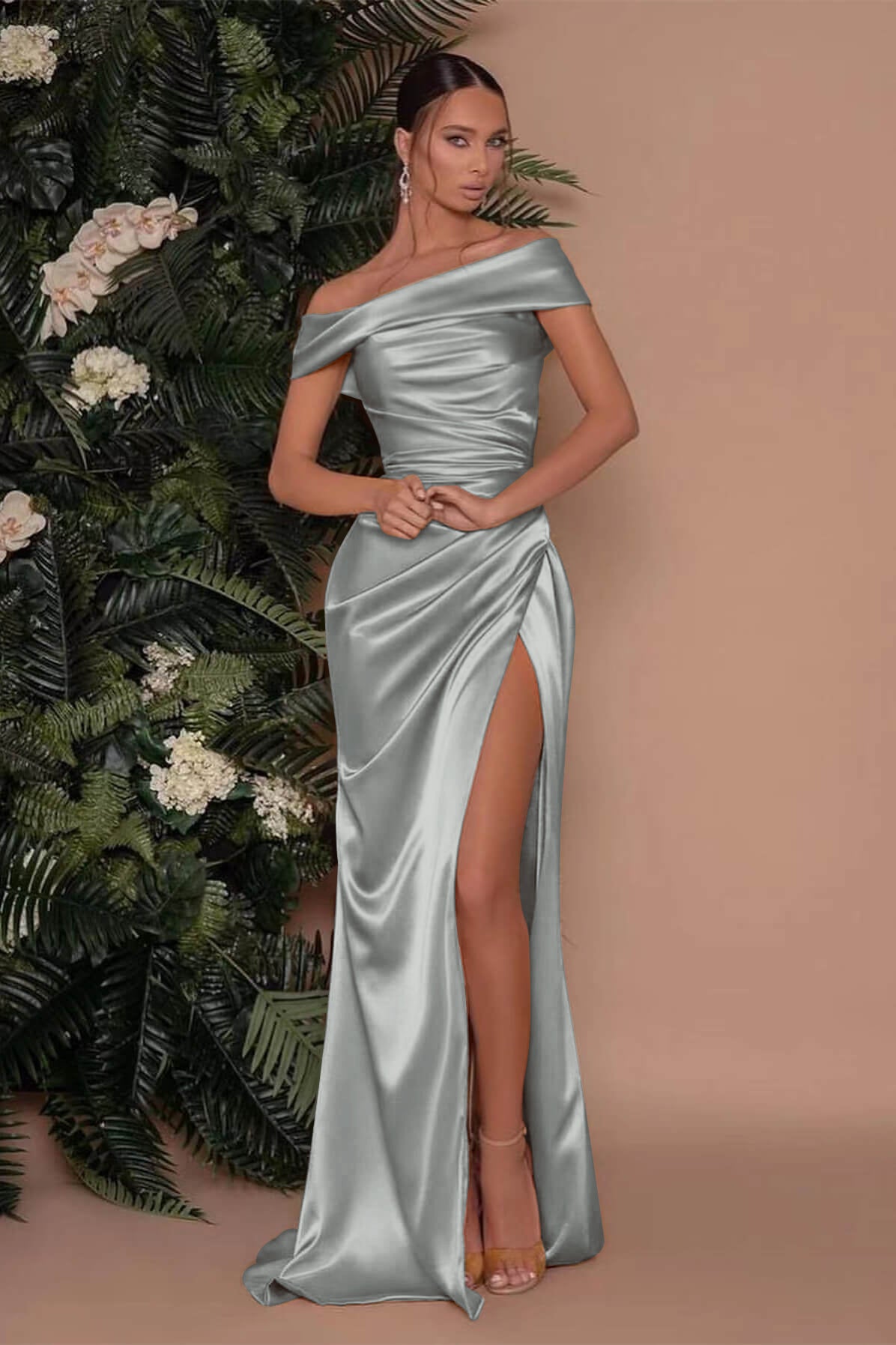 Champagnerfarbenes, schulterfreies Charmeuse-Abschlussballkleid mit Schlitz im Meerjungfrau-Stil