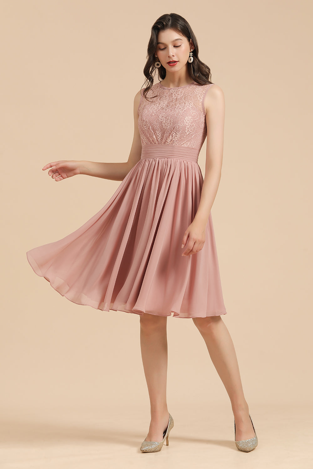 Hier können Sie bei babyonlinedress.de Brautjungfernkleider Kurz Altrosa online kaufen. Chiffon Kleider Mit Spitze für Sie zur Hochzeit gehen.
