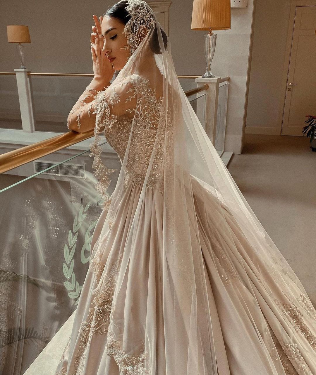 Wunderschönes herzförmiges, langärmliges Satin-Brautkleid mit Perlenverzierung