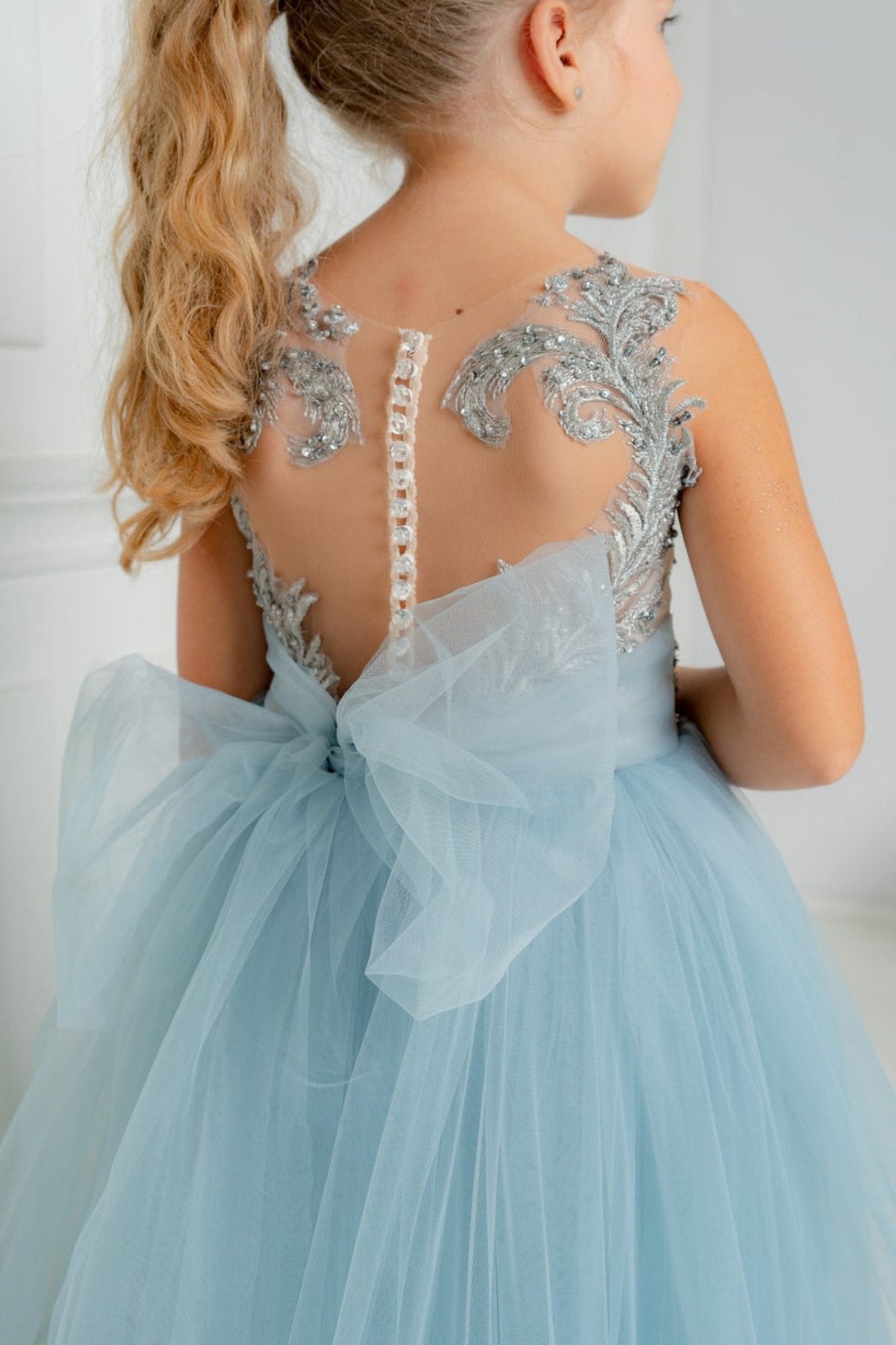 Suchen Sie Schlichte Blumenmädchenkleider Blau online bei babyonlinedress.de. Kinder Hochzeitskleider mit Spitze aus Tüll zur Hochzeit gehen.