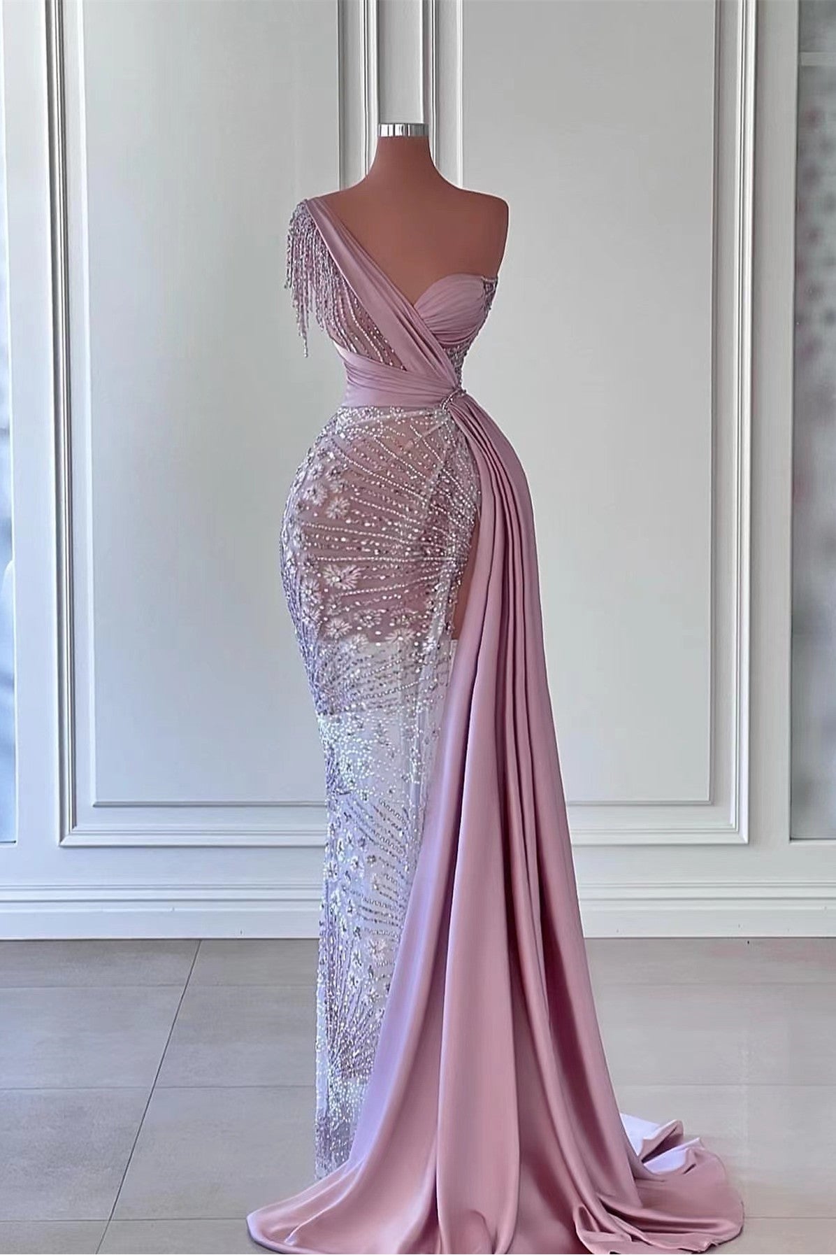 Wunderschönes One-Shoulder-Abschlussballkleid mit Schlitz und Meerjungfrau-Perlen