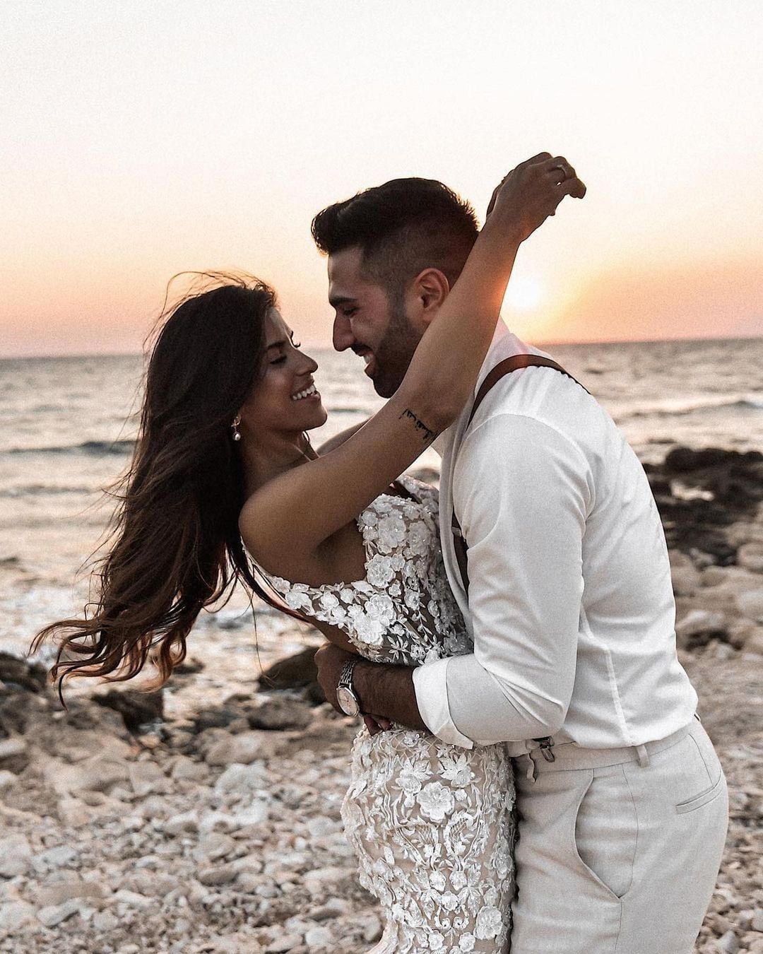 Elegantes, langes, florales Brautkleid im Meerjungfrau-Stil mit V-Ausschnitt und rückenfreier Spitze