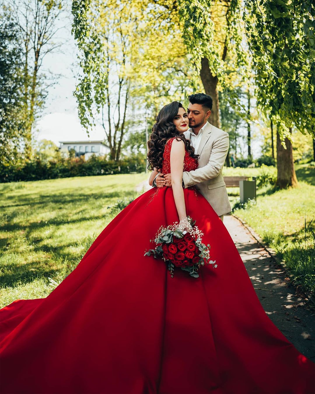 Langes Ballkleid im Prinzessin-Stil, Satin-Brautkleid mit V-Ausschnitt und Spitze