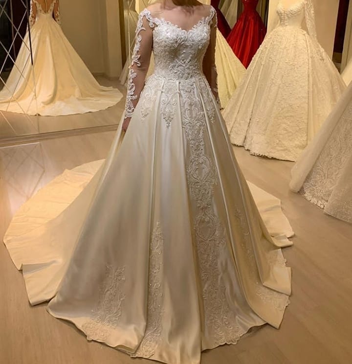 A-Linien-Brautkleid mit Herzausschnitt, langen Ärmeln, Perlensatin und Spitzenapplikationen