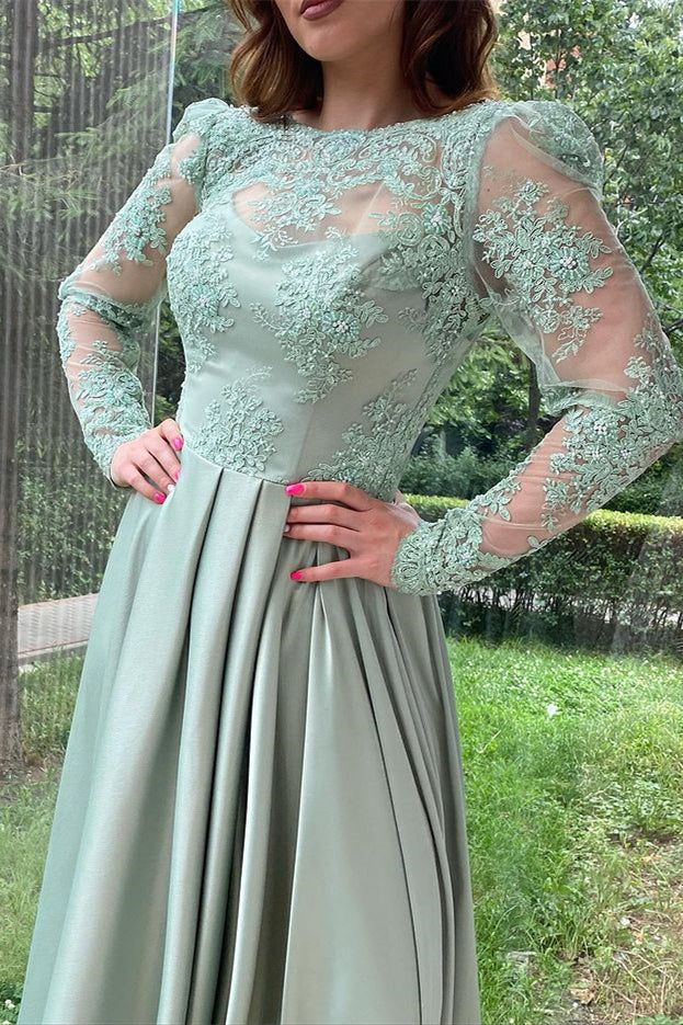 Langärmliges Abendkleid in Dusty Sage mit Schlitz und Spitze