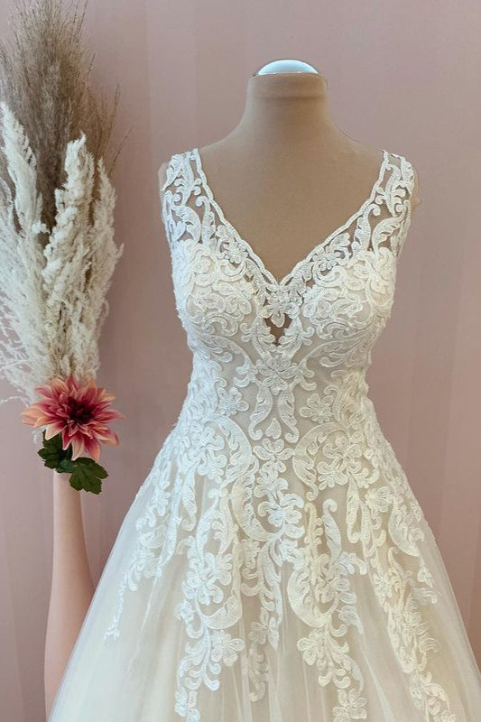Edles, herzförmiges, rückenfreies, bodenlanges Brautkleid in A-Linie aus Tüll mit applizierter Spitze