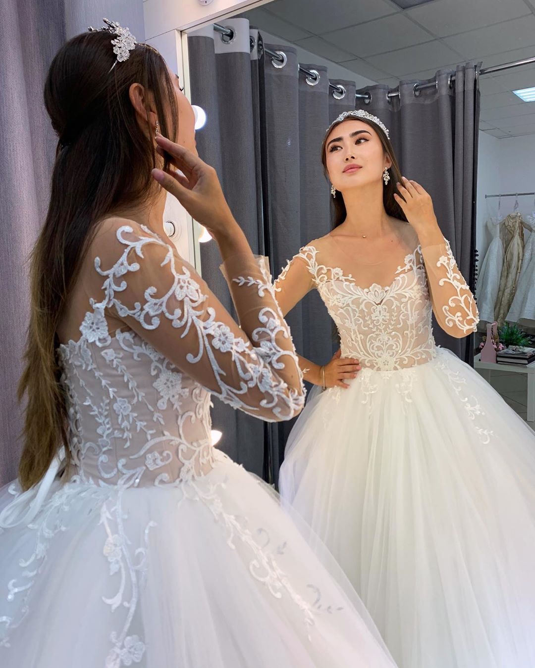 A-Linien-Brautkleid aus Tüll mit langen Ärmeln und Spitze