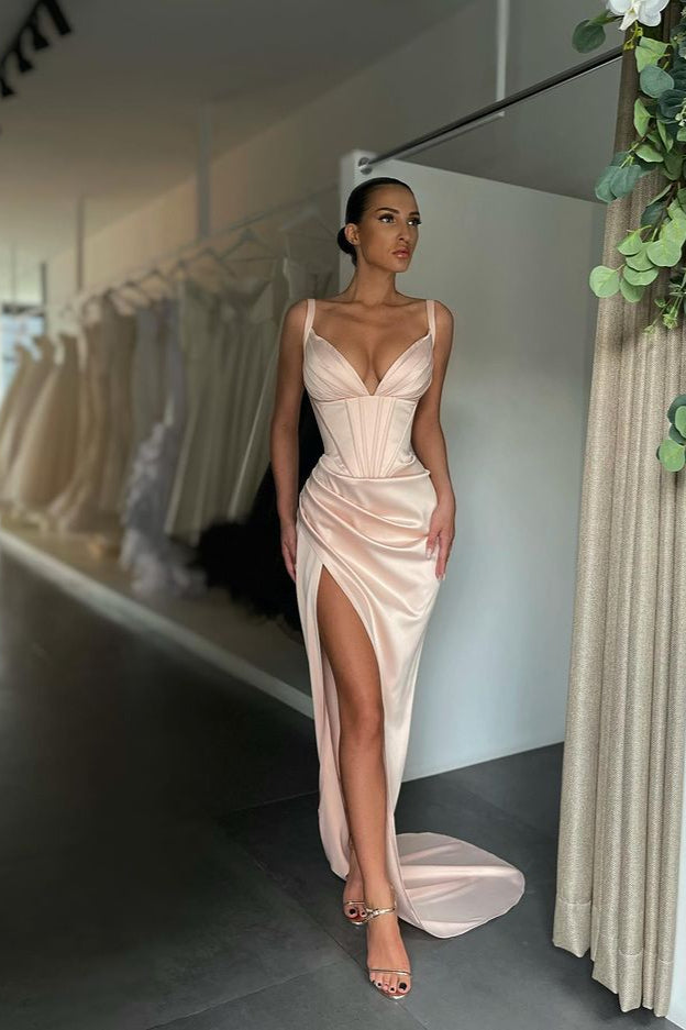 Ärmelloses, geteiltes Ballkleid mit V-Ausschnitt