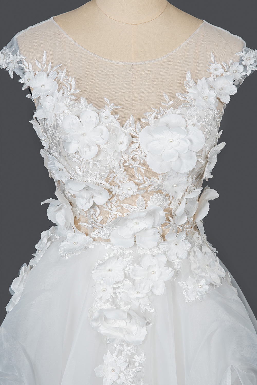 Ballkleid-Hochzeitskleid mit Flügelärmeln, Juwelen und Blumenapplikationen