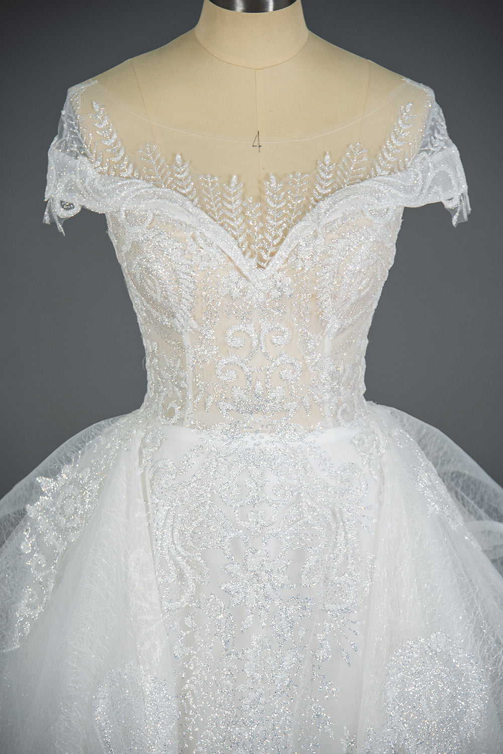 Ballkleid-Brautkleid mit Pailletten, kurzen Ärmeln, Applikationen und Tüllrüschen