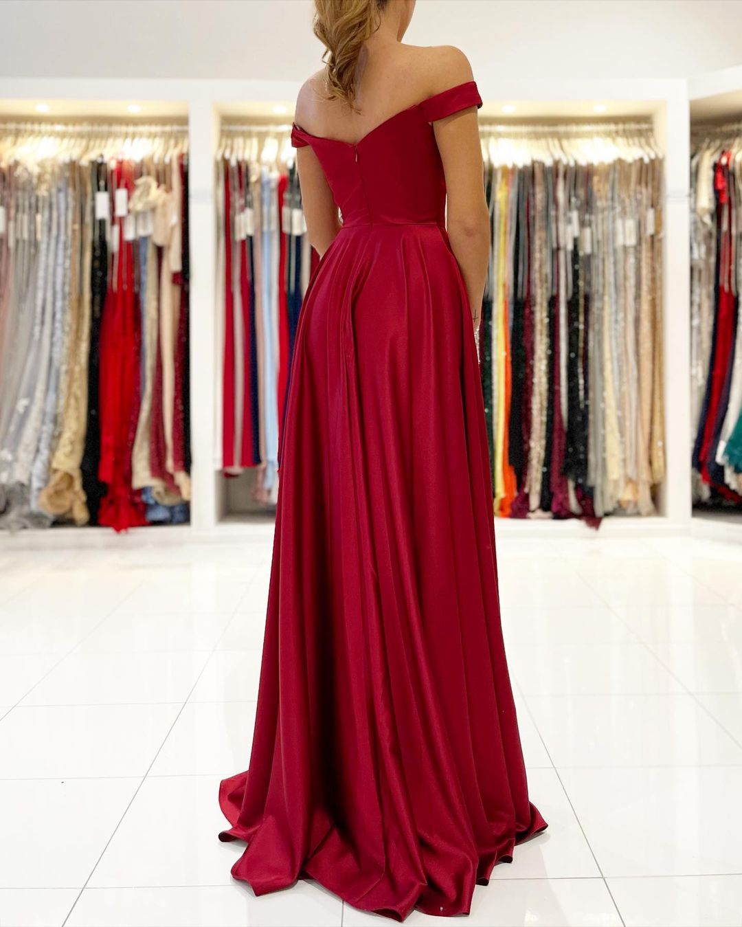 Schulterfreies Burgunder-Ballkleid mit Schlitz