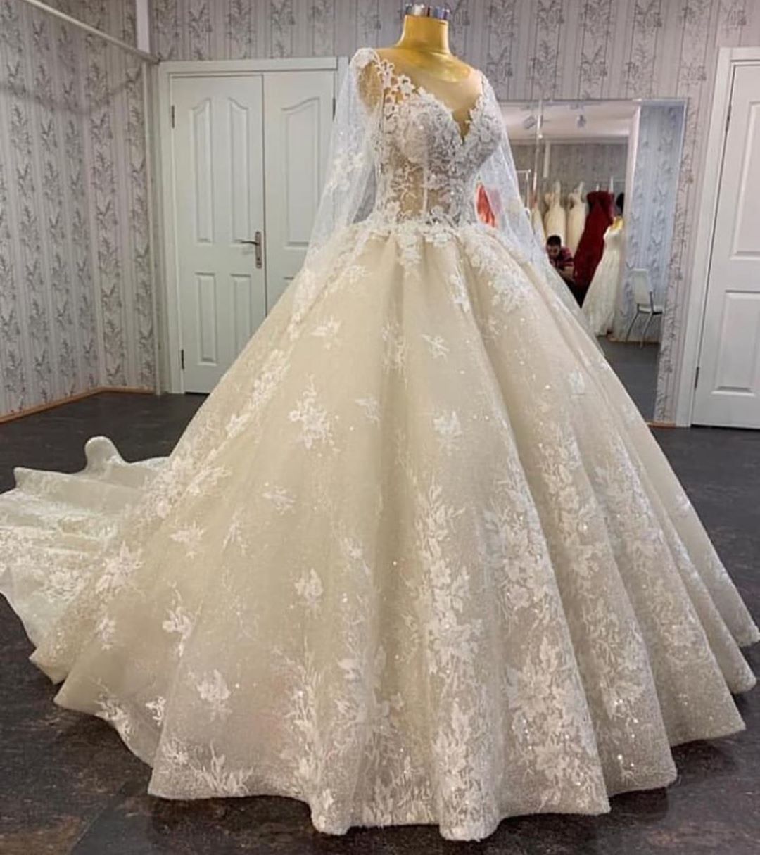 Bodenlanges Vintage-Brautkleid aus Bateau-Tüll in A-Linie mit Spitzen-Pailletten-Applikationen