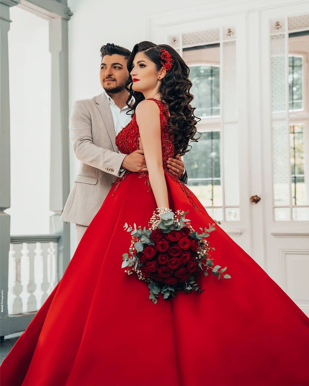 Langes Ballkleid im Prinzessin-Stil, Satin-Brautkleid mit V-Ausschnitt und Spitze