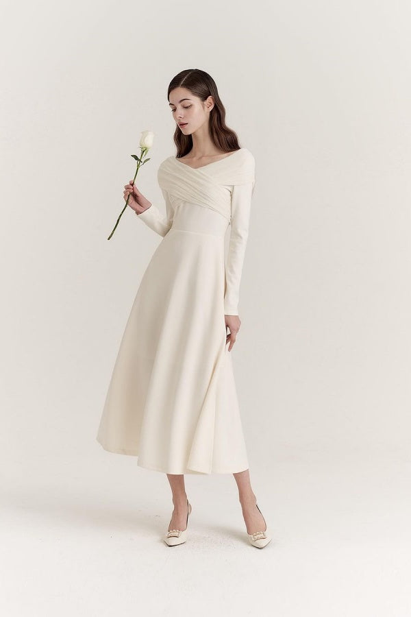 Weißes, elegantes Ballkleid mit langen Ärmeln