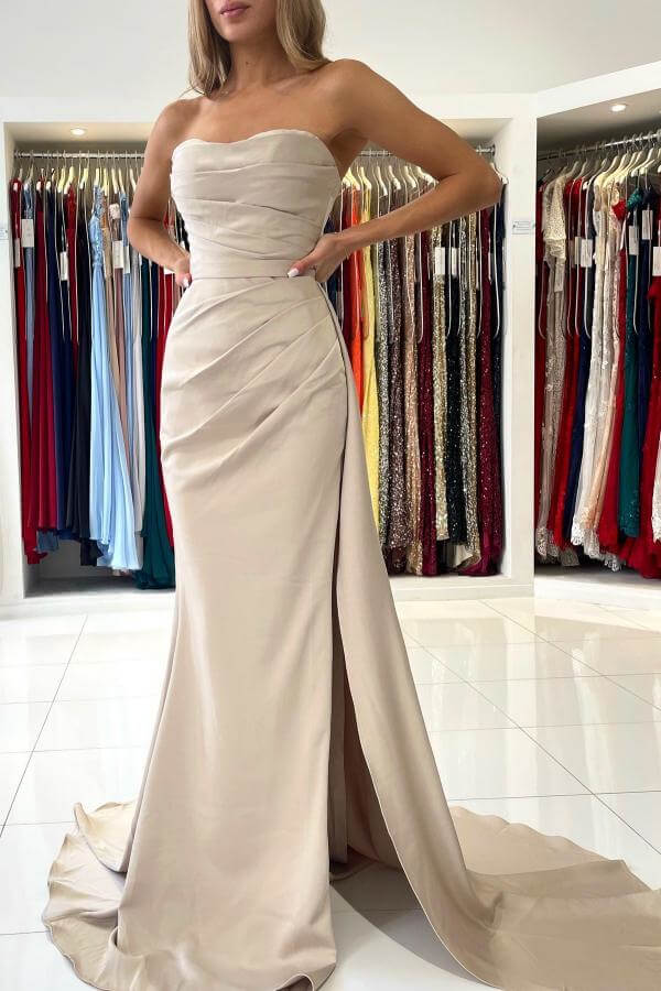 Elegantes trägerloses Abendkleid im Meerjungfrau-Stil mit Schlitz im Angebot