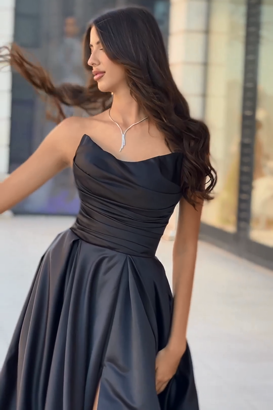 Wunderschönes schwarzes, ärmelloses, trägerloses Ballkleid für den Weihnachtsverkauf mit geschlitztem Kleid