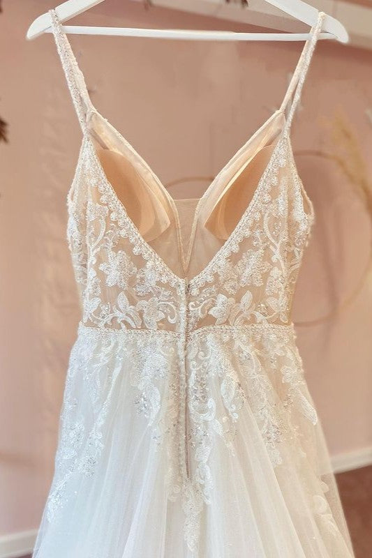 Bescheidenes langes Brautkleid aus Tüll, A-Linie, V-Ausschnitt, Spaghettiträgern und Spitzenapplikationen