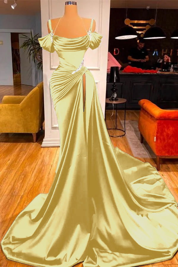 Dunkelgrünes, schulterfreies Ballkleid mit langem Schlitz