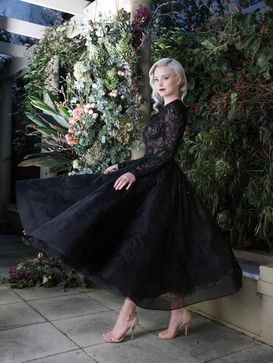 Schwarzes Bateau-Brautkleid mit langen Ärmeln und Spitzenapplikationen