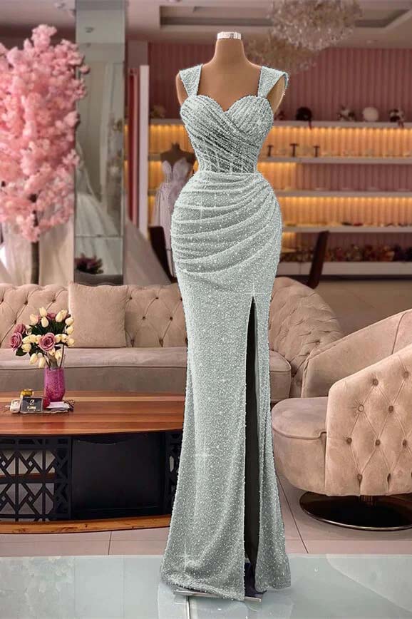 Glamouröses, schulterfreies, geschlitztes Abendkleid im Meerjungfrau-Stil mit Pailletten und Falten