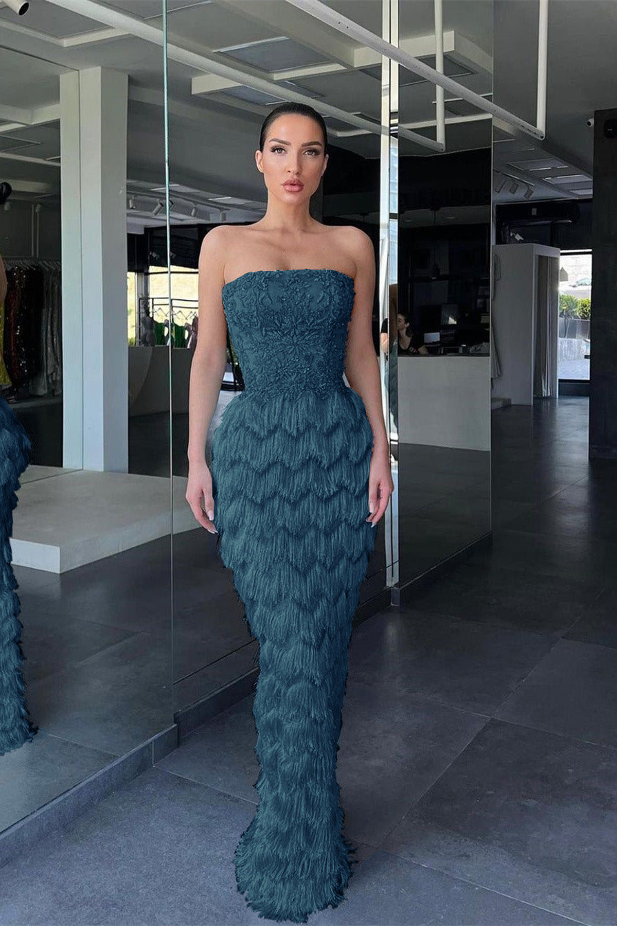 Bezauberndes blaues schulterfreies Ballkleid mit Federperlen