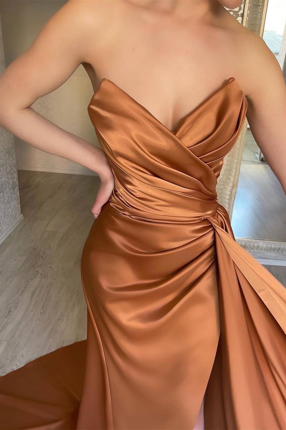 Braunes, ärmelloses Abendkleid mit V-Ausschnitt und Rüschen