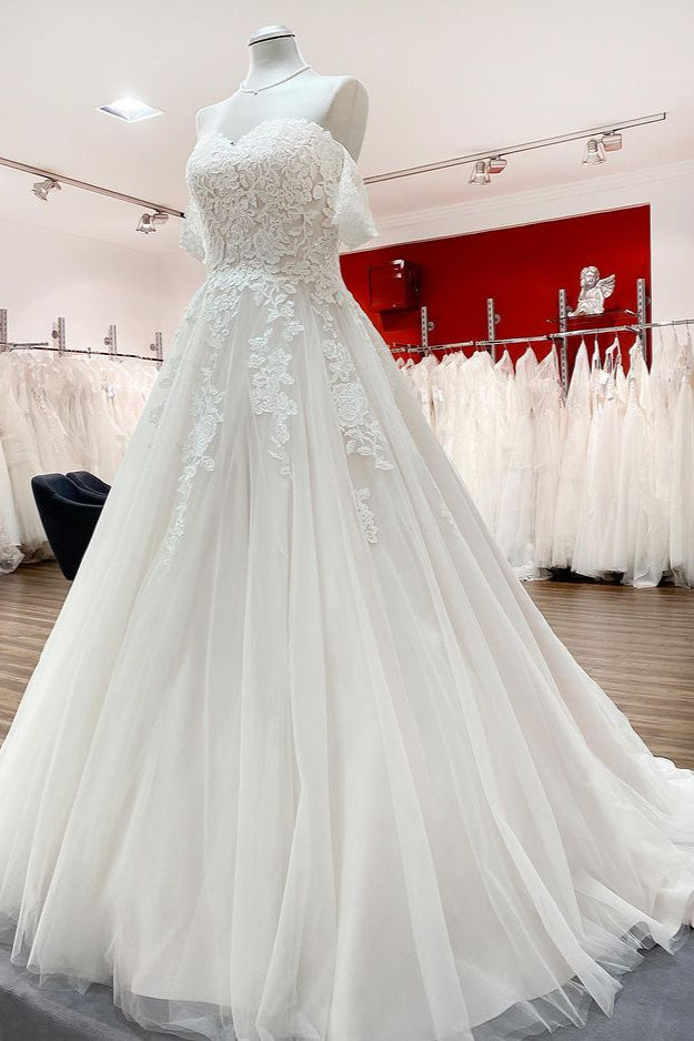Bescheidenes langes schulterfreies Prinzessinnen-Brautkleid mit Tüll-Spitzenrüschen
