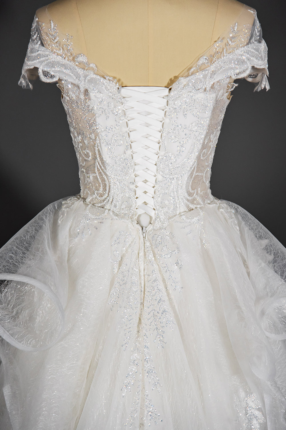 Ballkleid-Brautkleid mit Pailletten, kurzen Ärmeln, Applikationen und Tüllrüschen