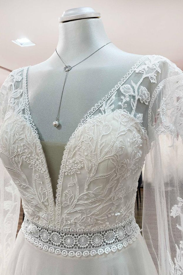 Langes A-Linien-Brautkleid mit herzförmigen Applikationen und Ärmeln, Tüll und Perlenverzierung