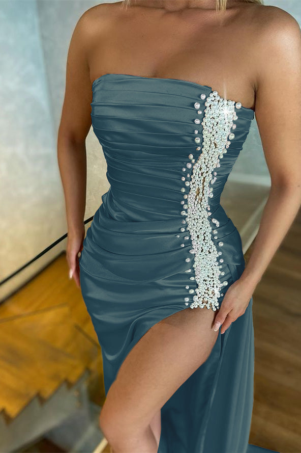 Ärmelloses, trägerloses, hellrosa, perlenbesetztes Meerjungfrau-Abendkleid mit Schlitz