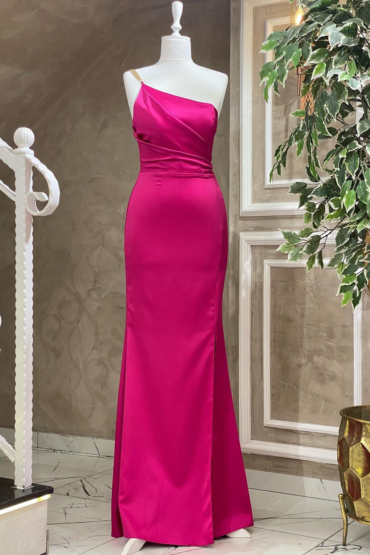 Fuchsia One-Shoulder-Meerjungfrau-Abendkleid in Bodenlänge mit Falten