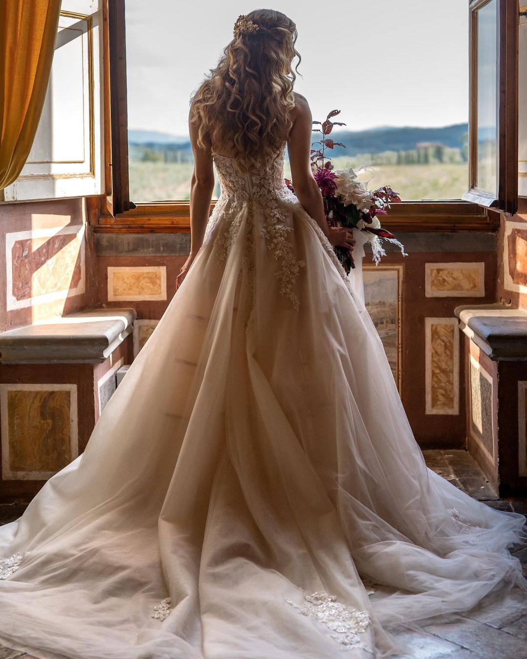 Herzförmiges Brautkleid in A-Linie mit rückenfreier Schleppe und floraler Tüllspitze