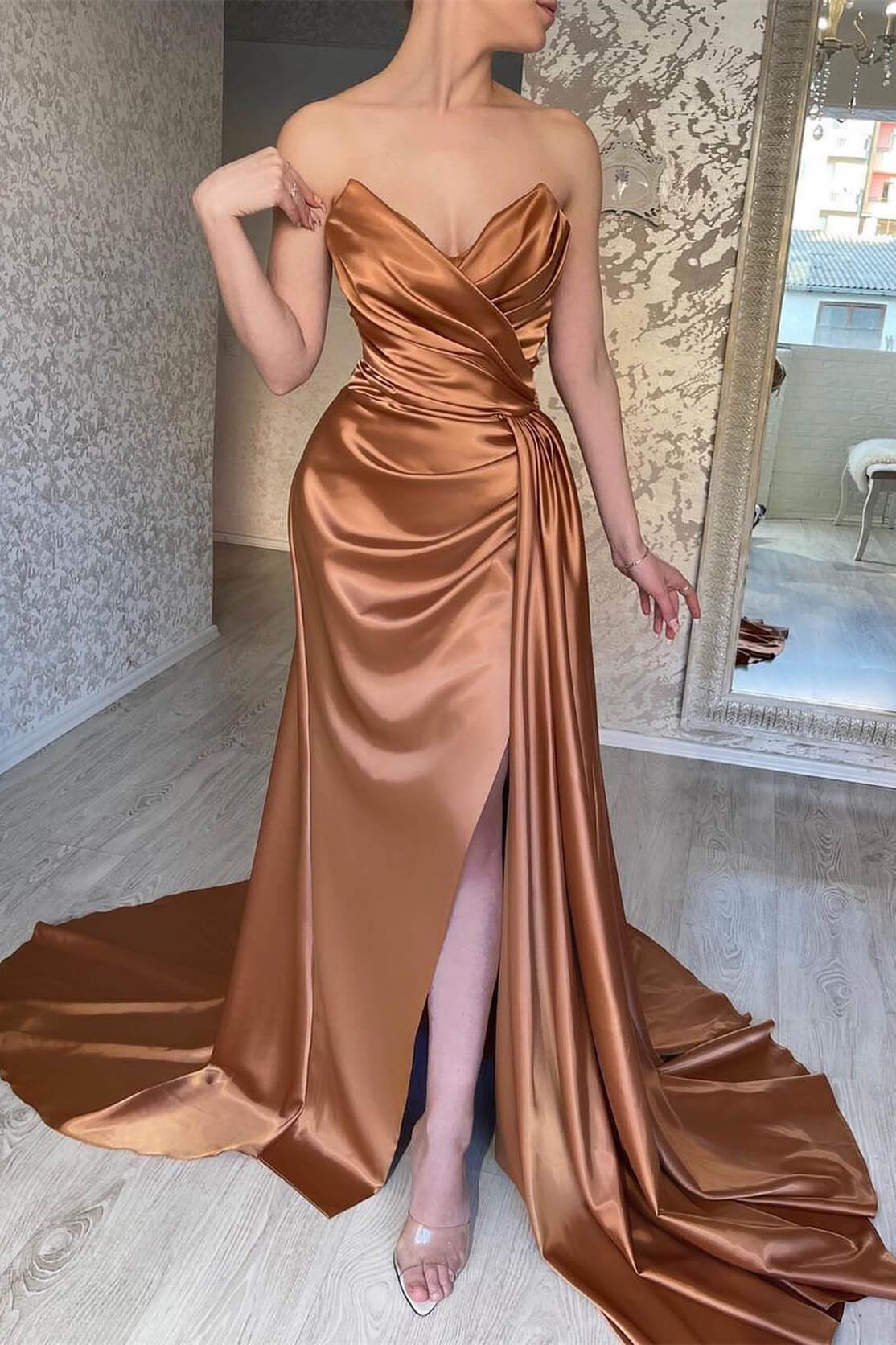Braunes, ärmelloses Abendkleid mit V-Ausschnitt und Rüschen