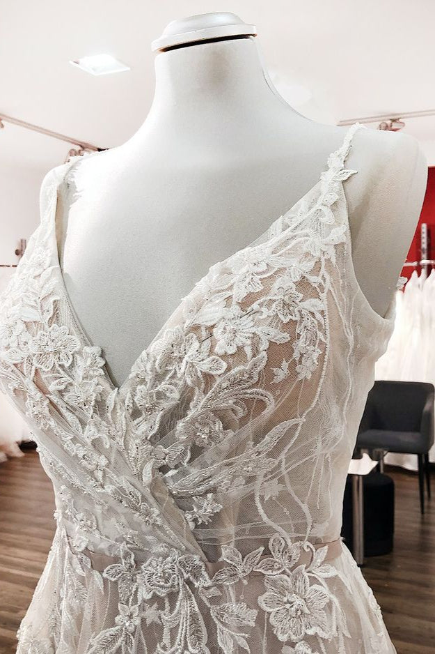 Langes, rückenfreies Brautkleid in A-Linie mit Spitze, Tüll und V-Ausschnitt